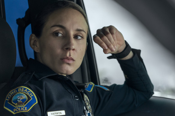 Troian Bellisario incarne le vétéran de l'agent de formation Traci Harmon dans l'appel.