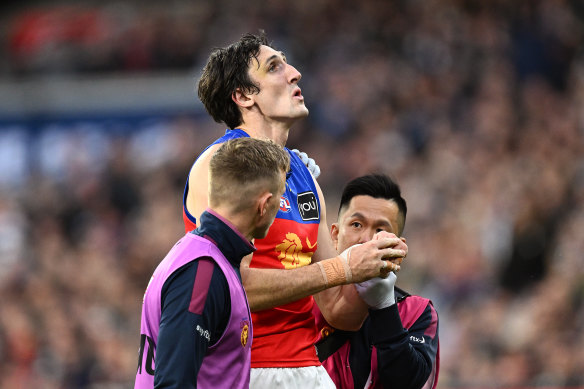 Oscar McInerney a lutté deux fois son épaule contre les chats lors de la victoire finale préliminaire des Lions.