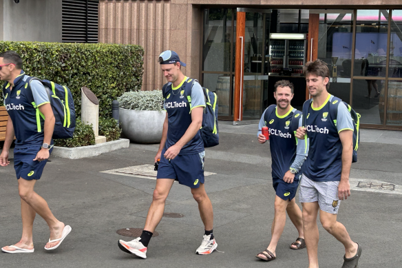 Beau Webster (deuxième à gauche) et Mitch Marsh (à droite) quittent le SCG après l'entraînement de jeudi suite à l'annonce de l'équipe australienne.