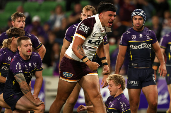 Ben Te Kura célèbre un essai tardif contre la tempête de Melbourne lors de ses débuts de Brisbane Broncos.