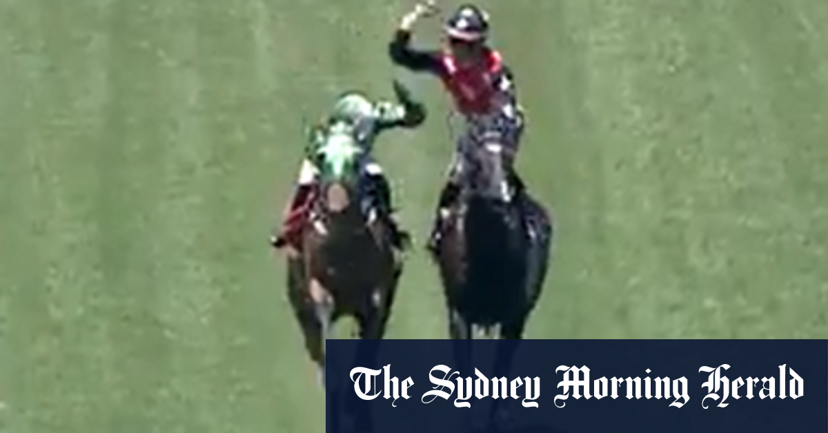 Jockey Whips rival dans un combat violent de milieu de course