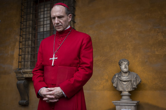 Ralph Fiennes dans Conclave.