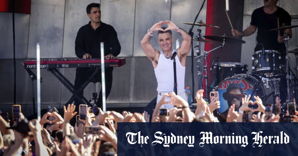 Robbie Williams se produit sur Federation Square bondé à Melbourne lors de sa tournée Better Man