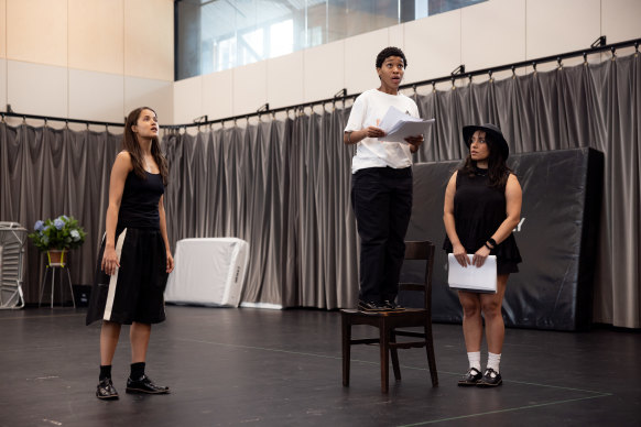 Kirsty Marillier (à gauche), Masego Patso et Lorinda Merrypor en répétitions pour pique-niquer à Hanging Rock.