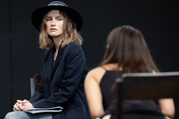 Olivia Dejonge incarne Mme Appleyard, la directrice du pensionnat exclusif en pique-nique à Hanging Rock.