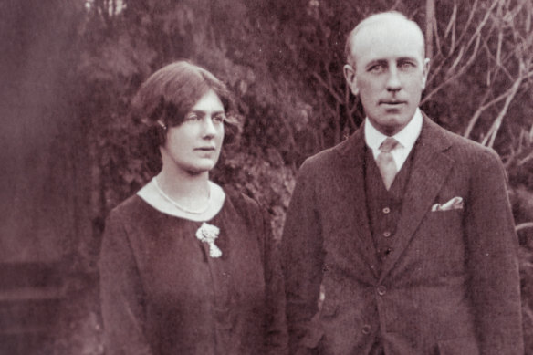 Joan Lindsay, qui a écrit un pique-nique à Hanging Rock à l'âge de 70 ans, avec son mari, Sir Daryl Lindsay.