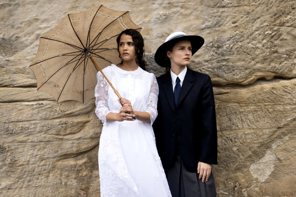 Kirsty Marillier (à gauche) et Olivia Dejonge étoilent en pique-nique à Hanging Rock.