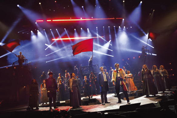 L'onde coulée le drapeau pour les misérables - l'arène spectaculaire.