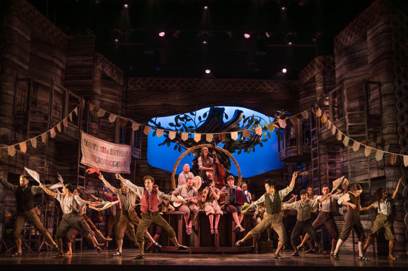 Dancing Hobbits sur scène pour le Seigneur des Anneaux - une histoire musicale.