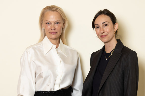 Pamela Anderson avec la dernière directrice du showgirl Gia Coppola.