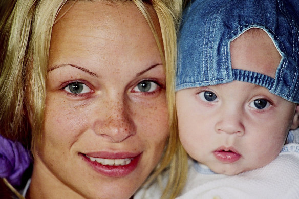 Pamela Anderson avec son fils Brandon, dans une image utilisée dans leur documentaire, Pamela: A Love Story.