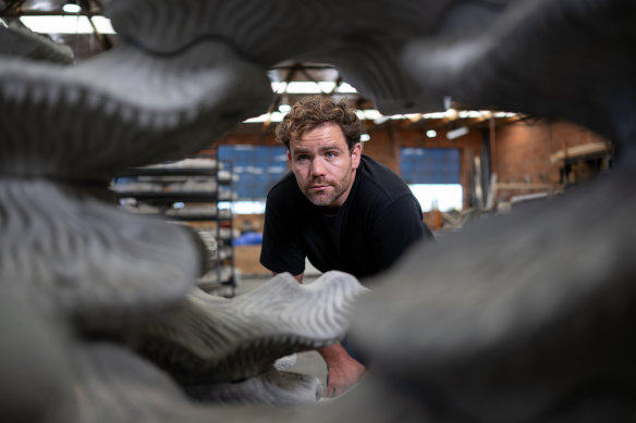 Alex Goad avec l'une des structures de laboratoire de conception des récifs, à la base de Mentone du studio.