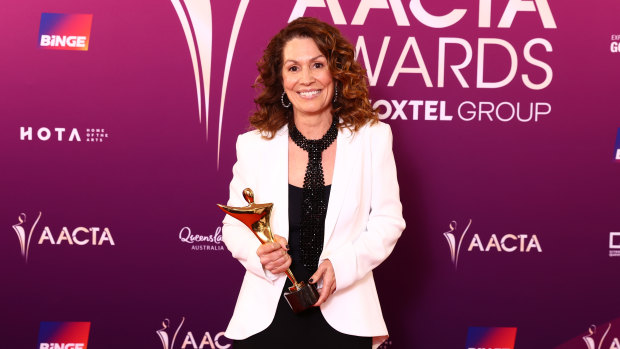 Kitty Flanagan pose avec le prix AACTA pour le meilleur jeu dans une comédie pour Fisk.
