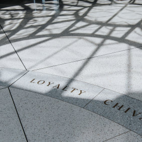 La lumière filtre à travers l'oculus pour éclairer les mots utilisés pour marquer les valeurs du personnel des forces de défense de l'Australie.