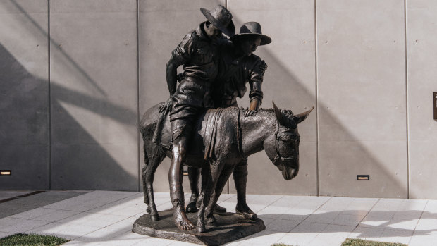 La sculpture bien connue de Simpson et de son âne est maintenant dans une position de premier plan dans le cadre du réaménagement du Mémorial de la guerre australien.