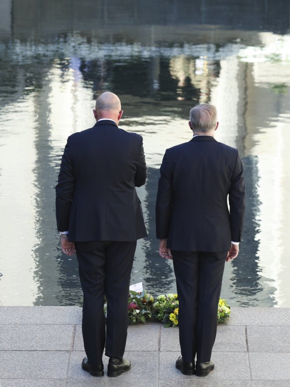Anthony Albanese et Peter Dutton ont des couronnes au Mémorial de la guerre cette semaine.