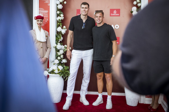 Mason Cox et son collègue footballeur Dan Houston dans le marquee d'Emirates à l'Australian Open mardi.