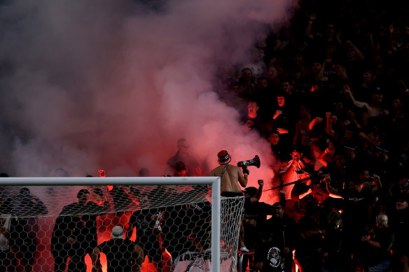 Les fans de Wanderers ont rejeté deux fusées éclairantes au cours de la seconde moitié.