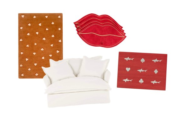 Tapis «coeurs»; Siège d'amour «Toorak»; Napkins «bisous»; Boîte de noyer «Shark» et cartes à jouer.