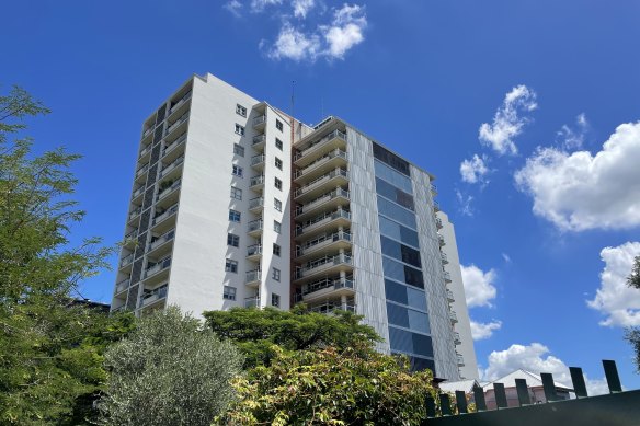 Terminé en 1960, Torbreck à Highgate Hill a été le premier immeuble résidentiel à usage mixte construit dans le Queensland.
