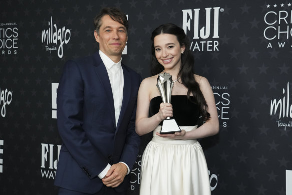 Le réalisateur Sean Baker avec la star d'Anora Mikey Madison aux Critics Choice Awards. Le film a également marqué des victoires clés aux Producers Guild Awards et aux Directors Guild Awards.