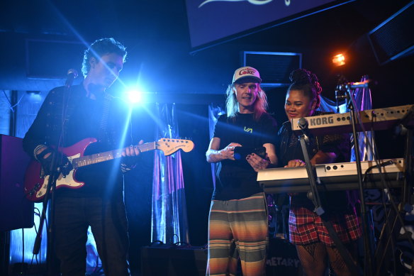 Nicholas Verso (au centre) dirige Joseph Zada ​​et Jade Baynes sur le plateau.