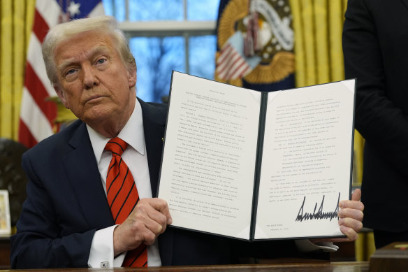 Trump détient le décret exécutif décrivant les tarifs de l'acier et de l'aluminium.