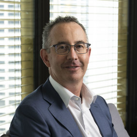 Damien Nicks est le directeur général d'AGL Energy. L'entreprise passe de la génération de charbon à un portefeuille d'énergies renouvelables.