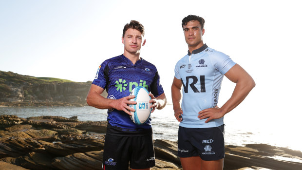 Beauden Barrett et Joseph-Aaukuso Suaalii posent lors du lancement de la saison de Super Rugby en 2025 mercredi.