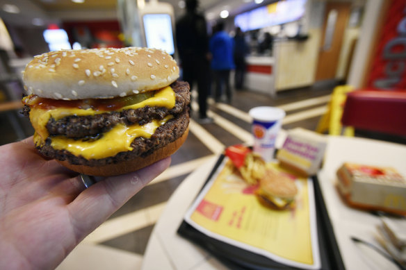 Les Américains mangent 50 milliards de hamburgers par an. Un tarif sur le bœuf augmenterait leur prix.
