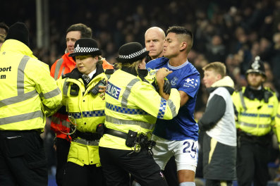 Une bagarre de joueur a éclaté dans des scènes sauvages à Goodison Park.