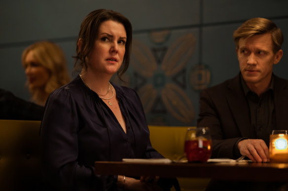 Shauna (Melanie Lynskey), avec son mari Jeff (Warren Kole), est le personnage le plus complexe de Yellowjackets.
