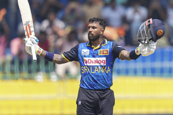 Kusal Mendis du Sri Lanka célèbre son siècle.