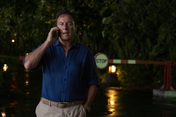 Jason Isaacs comme Timothy Ratliff dans la saison trois du Lotus blanc.