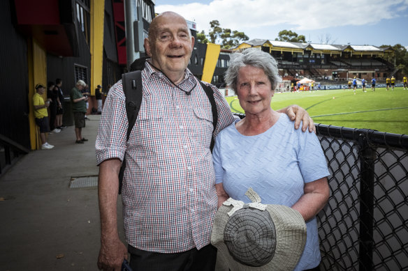 Richmond fans Ray et Bronwyn d'Essendon à Punt Road Oval vendredi.