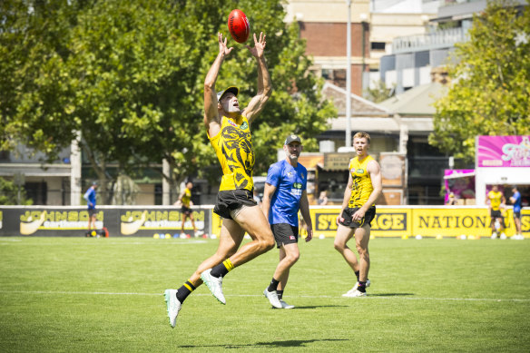 Le capitaine de Richmond, Toby Nankervis, vole pour une marque vendredi.
