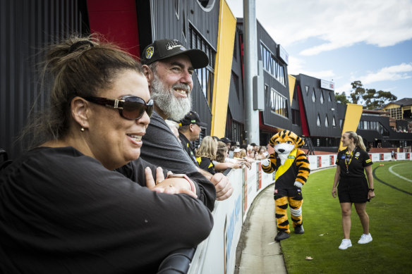 Les fans de Richmond Charmaine et Chris de Brisbane prennent la journée de la famille à Punt Road Oval.