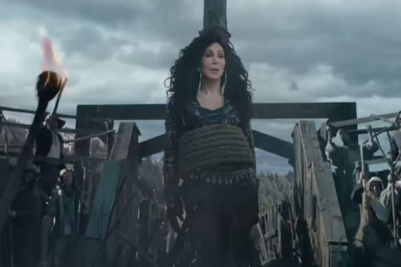 Cher se retrouve involontairement transporté dans les années 1680 dans une nouvelle annonce pour Uber Eats.