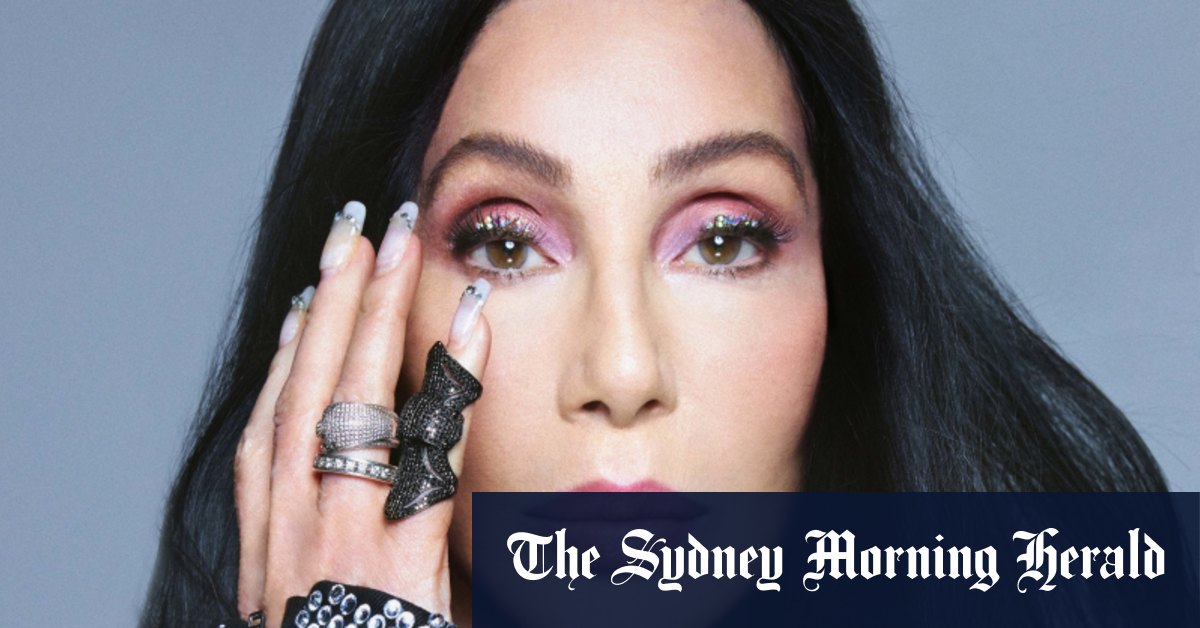 Cher met en vedette dans une nouvelle publicité Uber mange, alors qu'elle discute de la politique, de la vie et de la chance