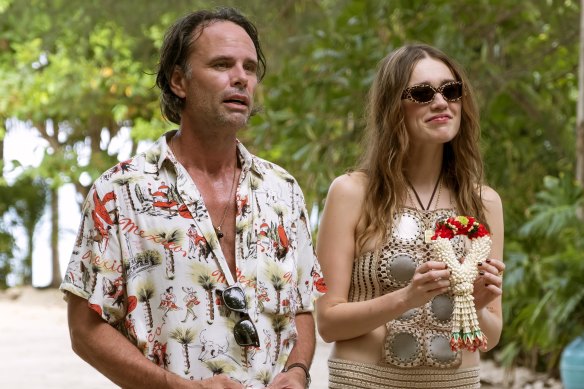 Chelsea (Aimee Lou Wood) et Rick (Walton Goggins), l'homme le plus grincheux à avoir jamais mis sur une chemise tropicale.