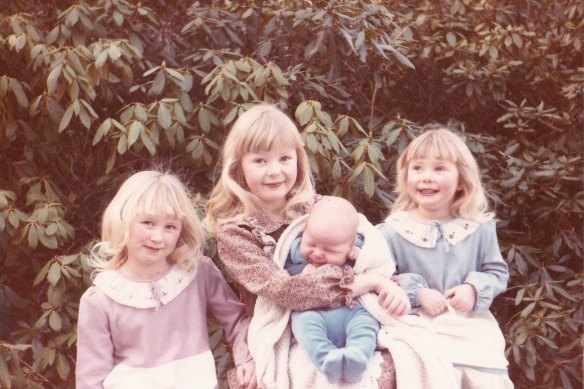 Kirsty McRae (à l'extrême gauche) avec ses frères et sœurs au B&B, ses parents ont couru en Écosse.