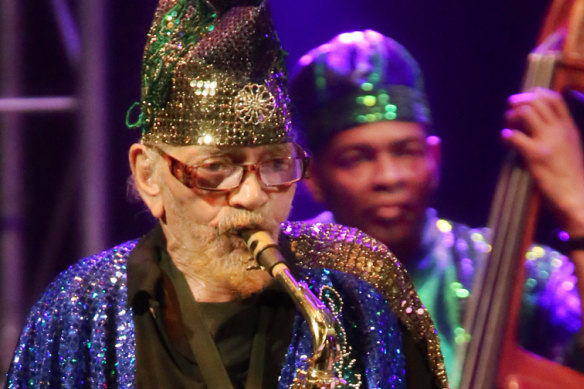 Le chef d'orchestre Marshall Allen, qui aura bientôt 101 ans, a pris sa retraite récemment.