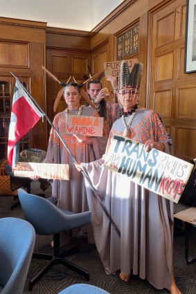 Pacific Sisters en mode protestation au Auckland War Memorial Museum.