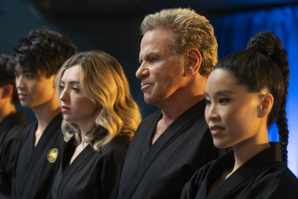 Brandon H. Lee (à gauche) comme Kwon, Peyton liste Tory Nichols, Martin Kove comme John Kreese, Alicia Hannah-Kim dans le rôle de Kim Da-Eun à Cobra Kai.