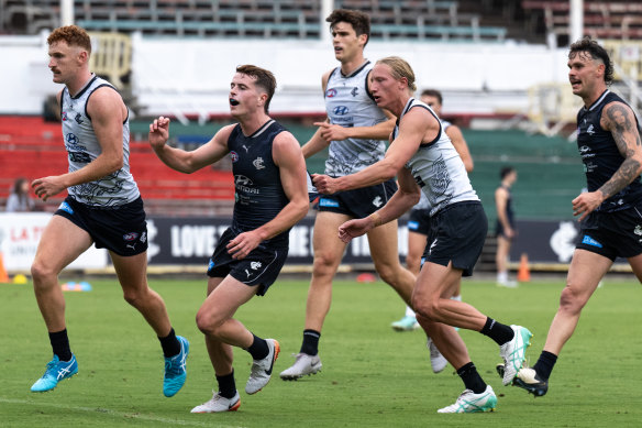 Jagga Smith soulève son poing pour célébrer à Carlton Training.