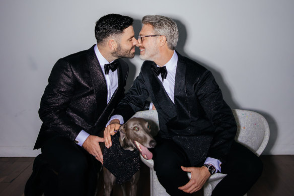 David Bottrall (à gauche) et Will Fennell ont égalé leur tenue de mariage avec leur chien, Henri.