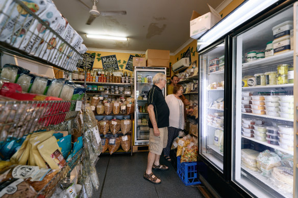 La boutique vend un mélange de produits d'élevage localement, d'importations de Grèce et d'articles fabriqués sur place, comme leur beurre d'arachide le plus vendu.