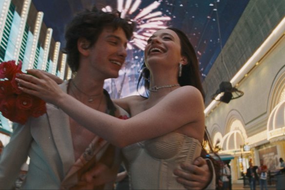 Dans «Anora» de Sean Baker, Ivan (Mark Eydelshteyn) et Anora (Mikey Madison) sont un décalage fait dans le ciel.