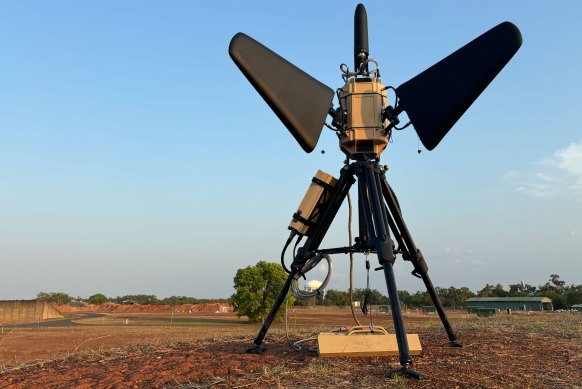 Le système de guerre électromagnétique Pulsar d'Anduril a été déployé en Australie. Il peut être utilisé pour le brouillage ou pour se défendre contre les drones.