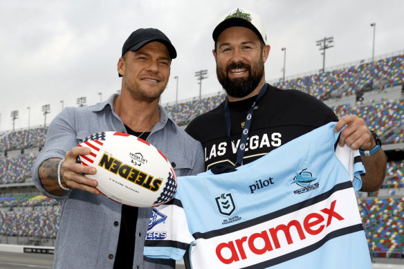 Alan Ritchson avec Aaron Woods lors de l'entraînement en voiture PACE avant la série NASCAR Cup Daytona 500 à Daytona International Speedway.